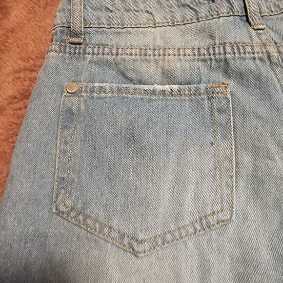 Free Generation Women's Pearl Accent Step-Hem Jean Shorts - Picture 8 of 8